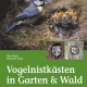 Cover des Buches 'Vogelnistkästen in Garten & Wald' mit einem Vogel und Küken im Nest