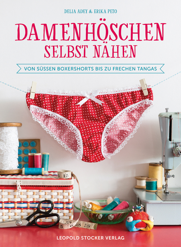 Cover des Buches 'Damenhöschen selbst nähen' mit aufgehängtem rot-weißen Damenunterhöschen, darunter Nähzubehör