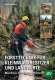 Cover des Buches 'Forsttechnik für Kleinwaldbesitzer und Landwirte' mit einem Herren in Schutzkleidung der mit einer Kettensäge einen Baum zerlegt