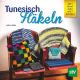 Cover des Buches 'Tunesisch Häkeln' mit bunten gehäkelten Decken und Pölstern über und auf zwei Sesseln