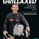 Cover des Buches 'Grillaxed' mit dem Autor Paulitsch, der auf einem Griller Fleisch grillt