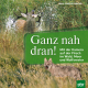 Cover des Buches 'Ganz nah dran!' mit einem röhrenden Hirschen und einem Wolf im Gras