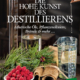 Cover des Buches 'Die hohe Kunst des Destillierens' mit verschiedenen Zutaten und Utensilien für das Destillieren