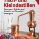 Cover des E-Books 'Tisch- und Kleindestillen' mit einem Destilliergerät, Glasflaschen und Zutaten