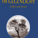 Cover des Buches 'Im Gegenlicht' mit einer schwarz-weiß Aufnahme eines Baumes in rundem Rahmen auf dunkelblauem Hintergrund