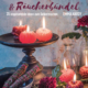 Cover des Buches 'Stimmungsvolle Kerzen und Räucherbündel' mit brennenden Kerzen und Räucherbündel in einer Schale