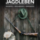 Cover des Buches 'Jagdleben' mit einem Hut, Gewehr und Rucksack, welche an einer Holzwand aufgehängt sind