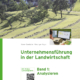Cover des Buches 'Unternehmensführung Band 1' mit einer abschüssigen Wiese, Bäume und dahinter ein Haus
