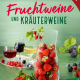 Cover des Buches 'Fruchtweine und Kräuterweine' mit einer Karaffe gefüllt mit Erdbeeren, dahinter drei gefüllte Weingläser und rundherum verschiedene Beeren