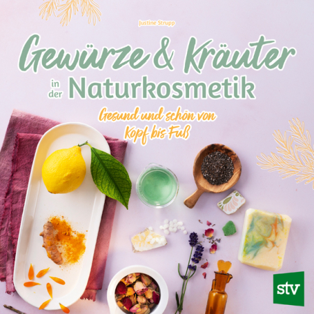 Cover des Buches 'Gewürze & Kräuter in der Naturkosmetik' mit verschiedenen Zutaten und Materialien aufgebreitet, um Naturkosmetik herzustellen