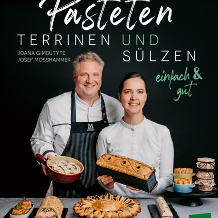 Cover des Buches 'Pasteten, Terrinen und Sülzen' mit verschiedenen Pasteten, Terrinen und Sülzen im Vordergrund und dahinter die beiden Autoren
