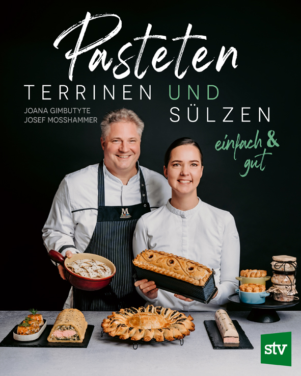 Cover des Buches 'Pasteten, Terrinen und Sülzen' mit verschiedenen Pasteten, Terrinen und Sülzen im Vordergrund und dahinter die beiden Autoren