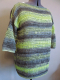 Ein Tunesisch-gehäkelter blau-grüner Damenpullover