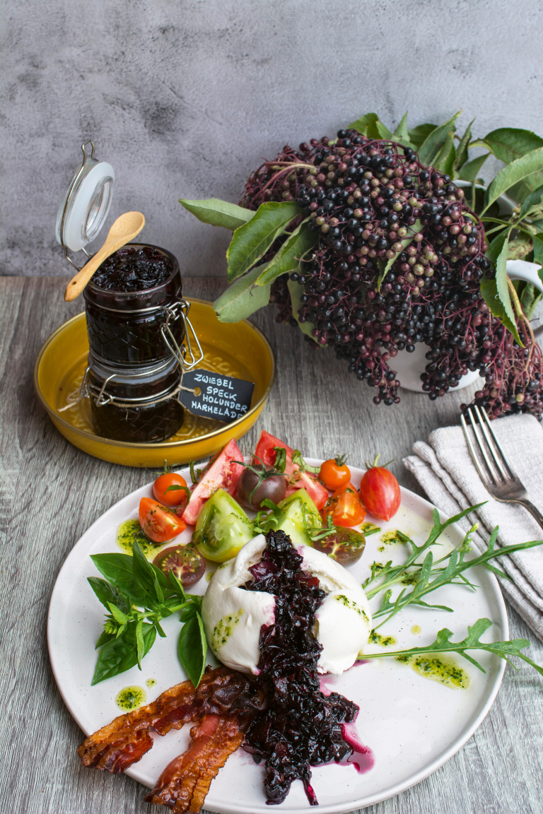 Burrata an Holunderbeeren-Zwiebelmarmelade mit Speck - Rezept - Stocker ...