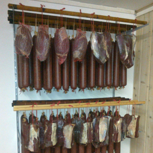 Abbildung von rohem Fleisch und Würsten