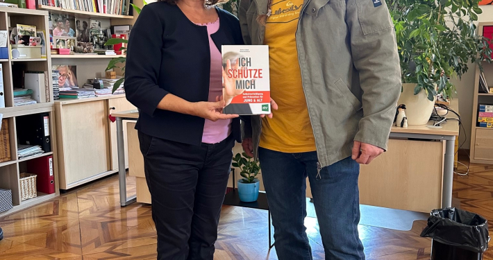 Bürgermeisterin Elke Kahr und Autor Markus Schimpl mit dem Buch 'Ich schütze mich'