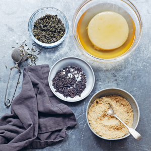Kombuchapilz und weitere Zutaten für die Herstellung von Kombucha