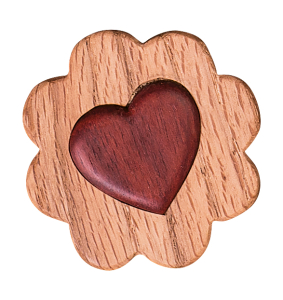 Ein blumenförmiges flaches Holzstück mit einem roten Herz in der Mitte