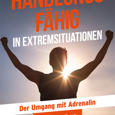 Cover des Buches 'Handlungsfähig in Extremsituationen' mit einem Mann der, die Arme in die Luft streckend, zur Sonne gewandt steht