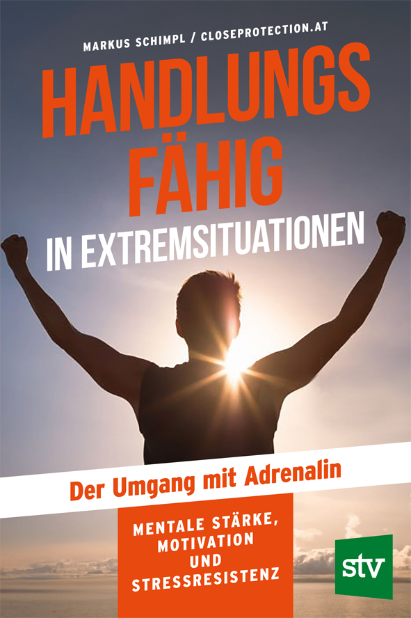 Cover des Buches 'Handlungsfähig in Extremsituationen' mit einem Mann der, die Arme in die Luft streckend, zur Sonne gewandt steht