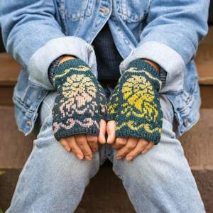 Abbildung gestrickter bunter Handschuhe