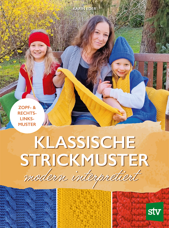 Cover des Buches 'Klassische Strickmuster modern interpretiert' mit einer Frau und zwei Kindern auf einer Bank