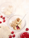 kleine Glasschüssel mit drei Himbeerknödel, garniert mit Himbeeren