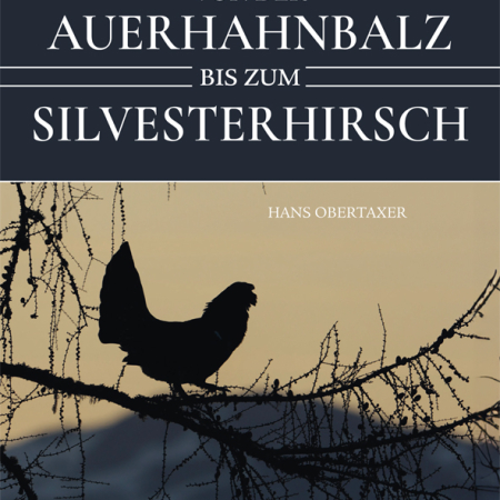 Cover des Buches 'Von der Auerhahnbalz bis zum Silvesterhirsch' mit einem auf einem Ast sitzenden Auerhahn