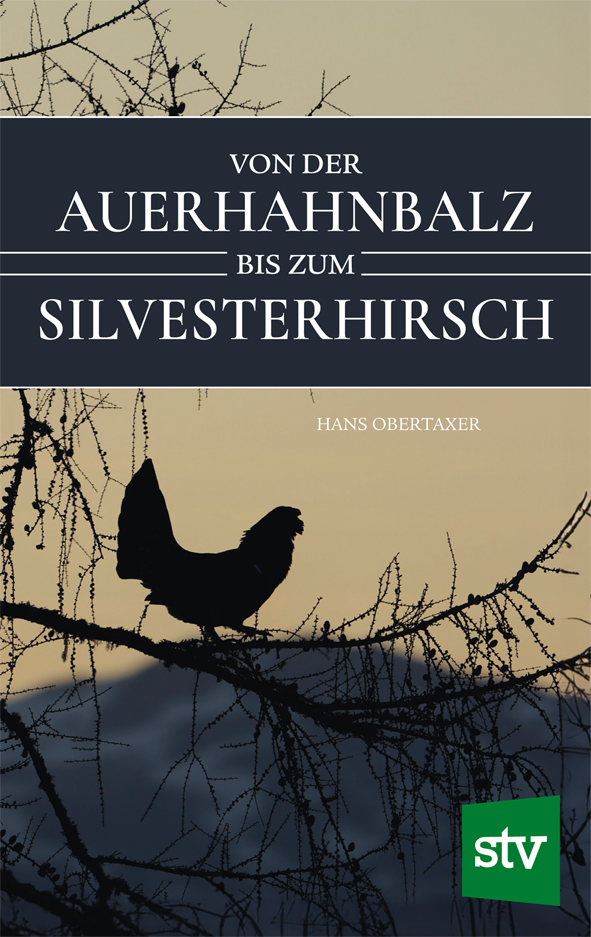 Cover des Buches 'Von der Auerhahnbalz bis zum Silvesterhirsch' mit einem auf einem Ast sitzenden Auerhahn