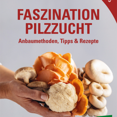 Cover des Buches 'Faszination Pilzzucht' mit verschiedenen Pilzsorten in Händen gehalten