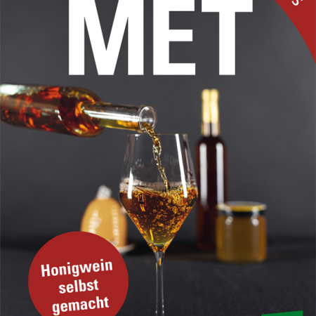 Cover des Buches 'MET - Honigwein selbst gemacht' mit einer Flasche, aus der Met in ein Glas eingeschenkt wird
