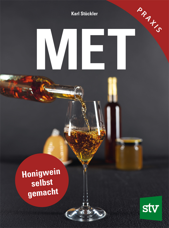 Cover des Buches 'MET - Honigwein selbst gemacht' mit einer Flasche, aus der Met in ein Glas eingeschenkt wird