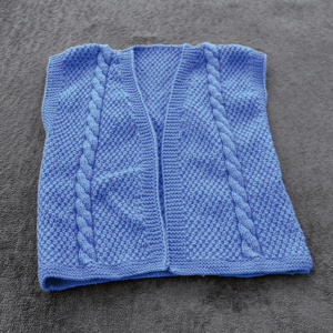 Abbildung einer blauen Strickweste