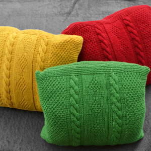 Abbildung drei bunter Strickpölster