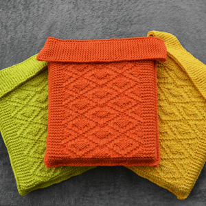 Abbildung dreier bunter Stricktaschen