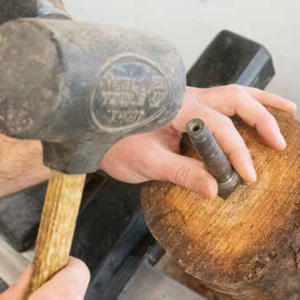 Abbildung eines Hammers, Nagel und Holz