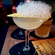 Cocktailglas gefüllt samt Garnierung, das auf einem Tisch steht