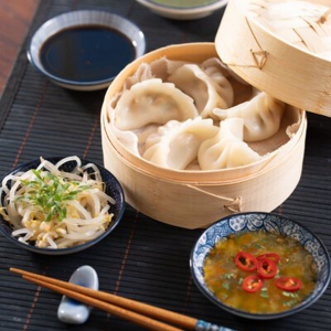 Abbildung eines asiatischen Essens mit Teigtaschen