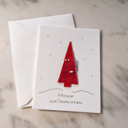 Ein weißes Billet mit einem roten Filztannenbaum, der mit auf Draht aufgefädelten Perlen dekoriert ist. Darunter der Schriftzug Frohe Weihnachten