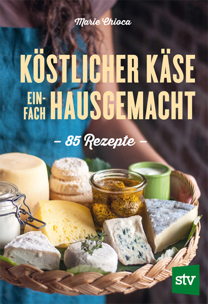 Cover des Buches 'Köstlicher Käse einfach hausgemacht' mit verschiedenen Käsesorten auf einem Tablet, welches von einer Person im Hintergrund gehalten wird