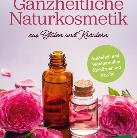 Cover des Buches 'Ganzheitliche Naturkosmetik aus Blüten und Kräutern' mit zwei kleinen angefüllten Fläschchen zwischen zwei Rosen und Blütenblättern