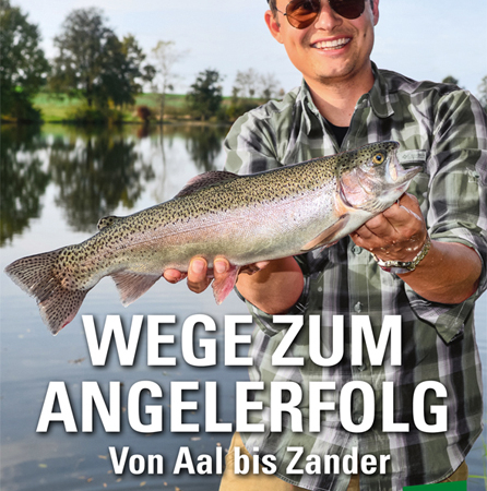 Cover des Buchs 'Wege zum Angelerfolg' mit einem Mann, der einen Fisch in den Händen hält