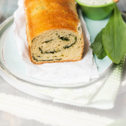 Bärlauch-Brioche mit Garnierung auf Teller angerichtet