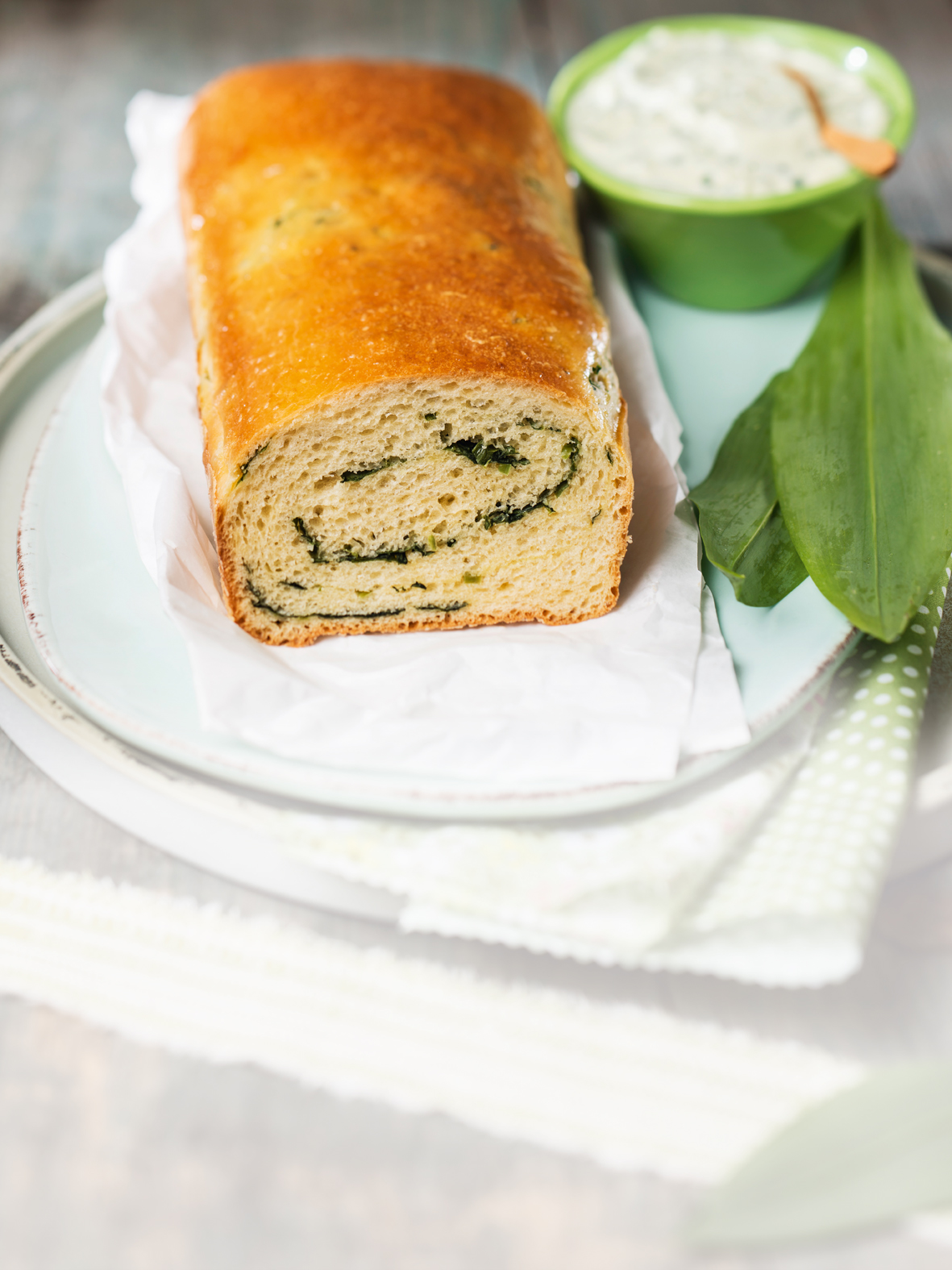 Bärlauch-Brioche mit Garnierung auf Teller angerichtet