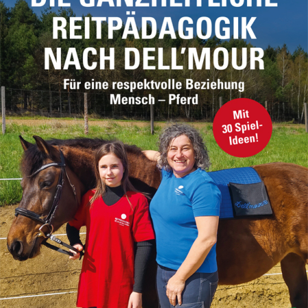 Cover des Buches 'Die Ganzheitliche Reitpädagogik' mit einem Pferd neben dem eine Frau und ein Mädcchen stehen