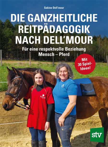 Cover des Buches 'Die Ganzheitliche Reitpädagogik' mit einem Pferd neben dem eine Frau und ein Mädcchen stehen