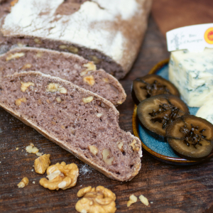 Aufgeschnittenes Brot mit Walnüssen.