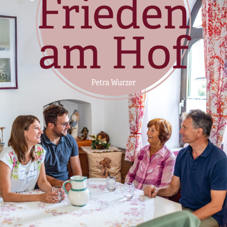 Cover des Buches 'Endlich Frieden am Hof mit einer Familie die am Küchentisch sitzt und lächelt