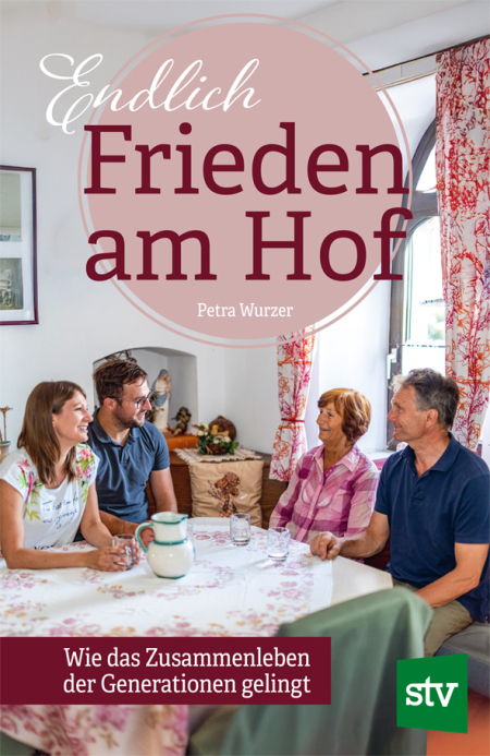 Cover des Buches 'Endlich Frieden am Hof mit einer Familie die am Küchentisch sitzt und lächelt