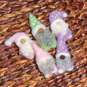 Fünf gefilzte Wichtelfiguren in verschiedenen Farben.